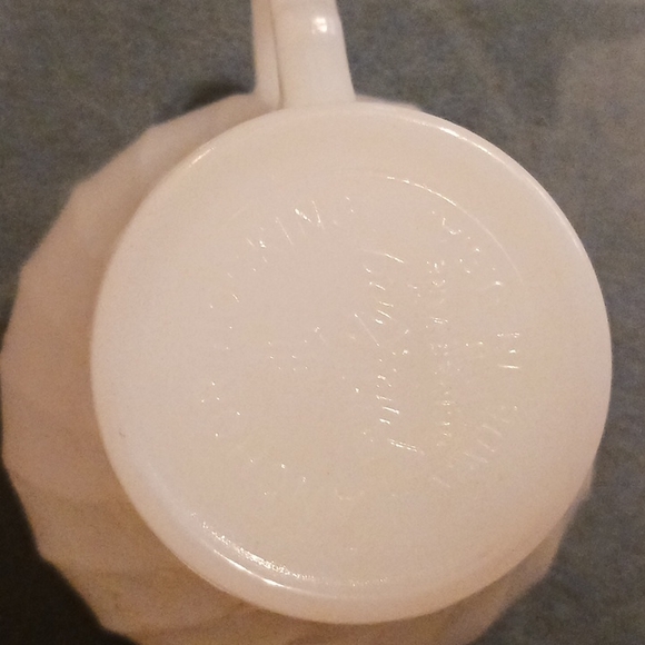 2- Vintage Fire King Anchor Hocking Milk Glass Swirl Coffee Tea Cups Gold Trim - Picture 5 of 5
